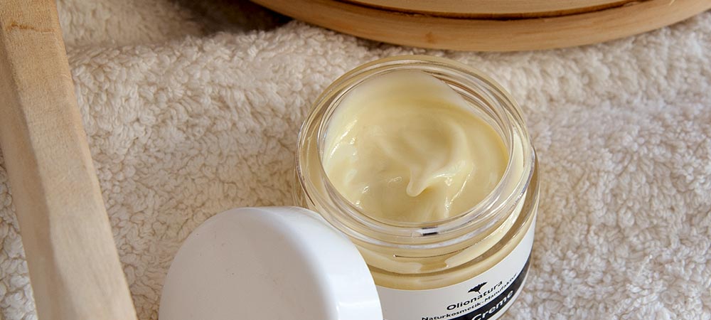 Aloe-Creme im Tiegel