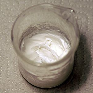 Cetylalkohol, Emulgator und Wasser bildet flüssig-kristalline Gelphasen