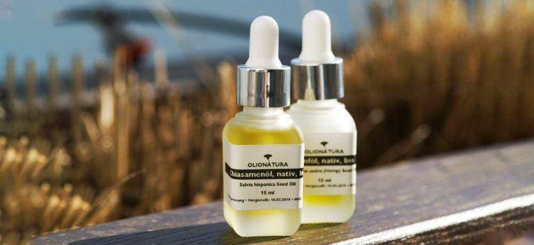 Zwei Fläschchen Chiasamenöl mit Pipette