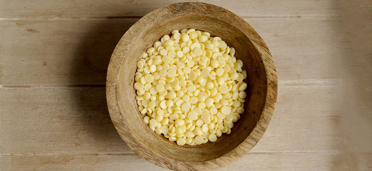 Kakaobutter in Holzschale