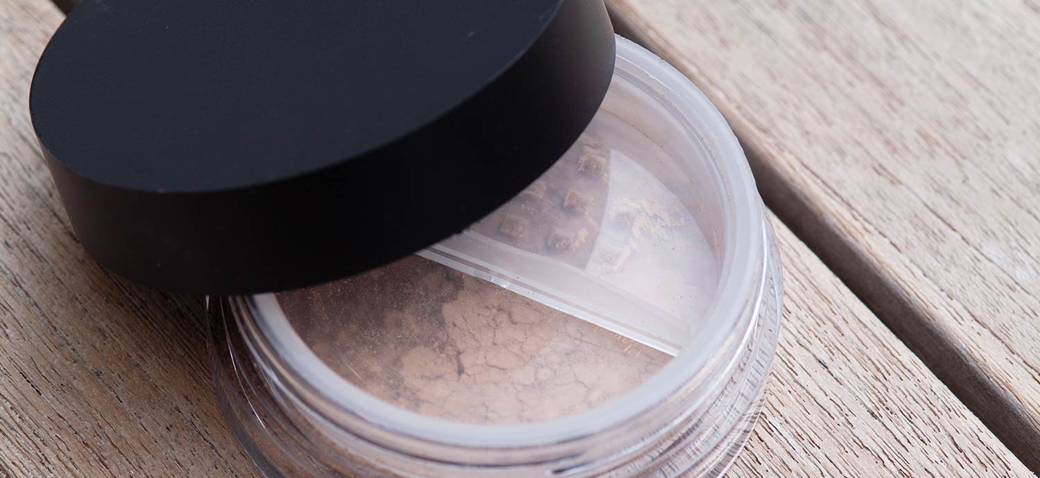 Mineral Foundation von Olionatura in einer Puderdose mit Drehsieb