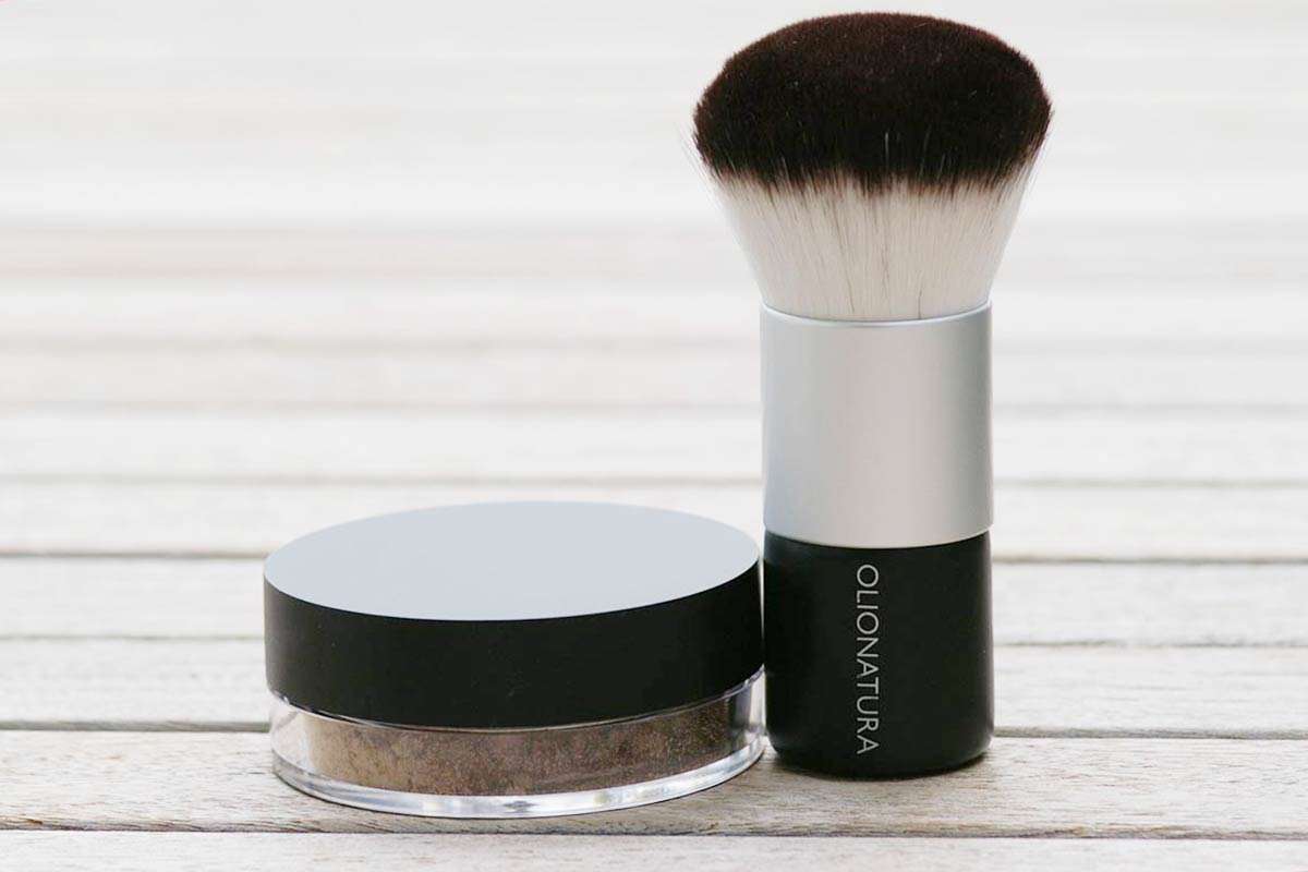 Mineral Foundation mit Puderdose und Kabuki