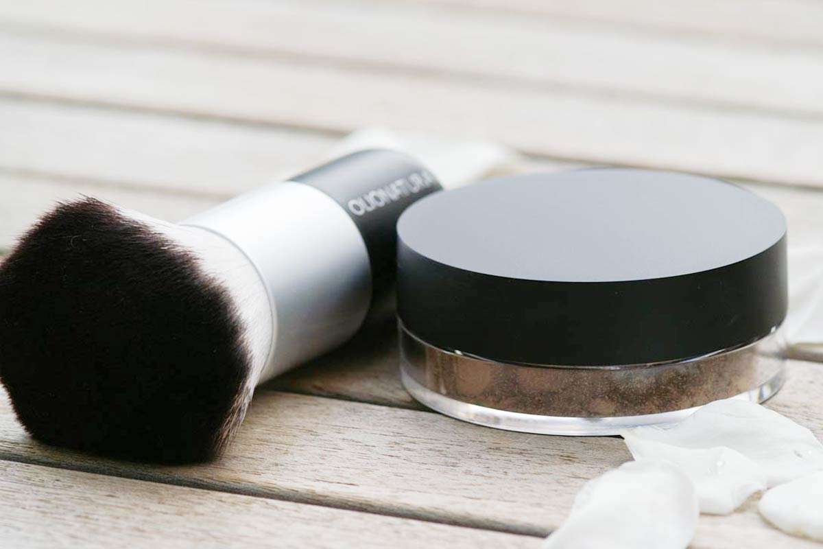 Mineral Foundation mit Puderdose und Kabuki