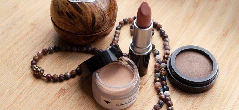Naturkosmetik-Set mit Lippenstift und Cremedose auf Holz