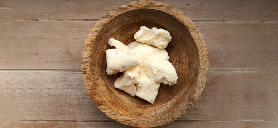 Frische Sheabutter in einer Holzschale