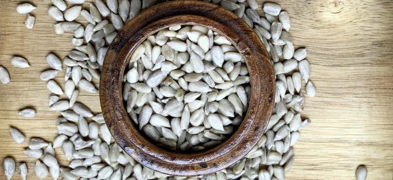 Sonnenblumenkerne in Holzschale auf Tisch