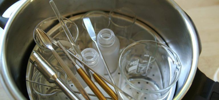 Zubehör im Dampfdrucktopf sterilisieren
