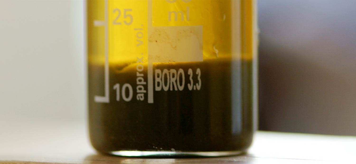 Pflanzenextrakt nach der Sedimentation mit Pflanzenschlamm