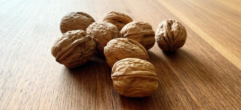 Walnüsse auf dem Tisch