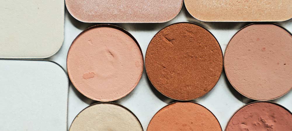Gepresste naturfarbene Eyeshadows in Puderpfannen