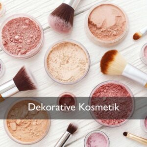 Olionatura-Seminar »Dekorative Kosmetik«: Make-up-Puder und Pinsel auf weißem Holz