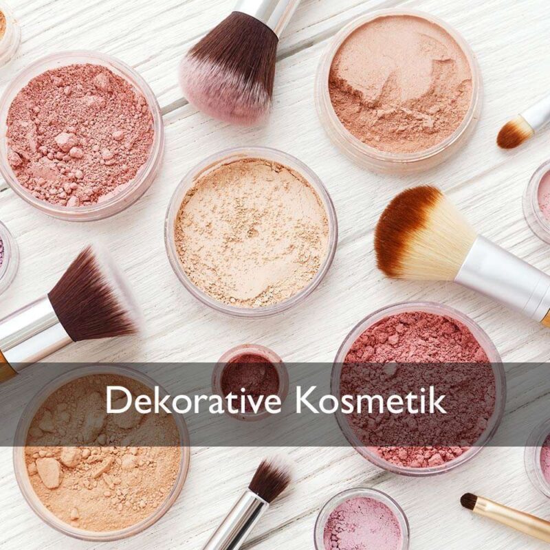 Olionatura-Seminar »Dekorative Kosmetik«: Make-up-Puder und Pinsel auf weißem Holz