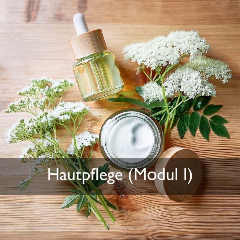 Olionatura-Seminar Modul I: Emulsion im Glastiegel und Serumflasche mit Blüten auf einem Holztisch