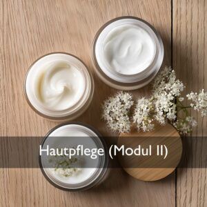Olionatura-Seminar Modul II: Verschiedene Emulsionen mit Blüten auf einem Holztisch