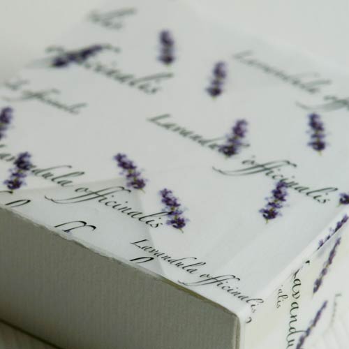 Verpackung mit Lavendelmotiv und Schriftzug