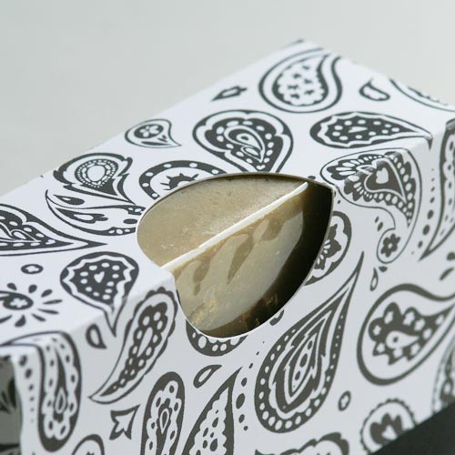 Seife in dekorativer Verpackung mit Paisley-Muster